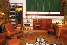 Lo studio di L. Ron Hubbard, che espone varie opere di consultazione, un tappeto zebrato, manufatti artistici africani e la cinepresa da lui usata in Sudafrica.
