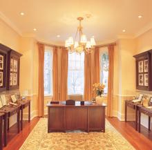 Founding Church of Scientology of Washington D.C., receptionsområdet, med udstillingen om L. Ron Hubbards tidlige liv.