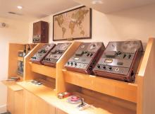 Eine restaurierte Tonband-Vervielfältigungs-Einrichtung im Keller, in dem das erste Scientology Vertriebszentrum untergebracht war, das die Bücher und Vorträge von L. Ron Hubbard an Kirchen und Büros in alle fünf Kontinente lieferte.