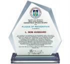 Reconocimiento Oficial, Junta de Drogas Peligrosas de la Oficina del Presidente de Filipinas
Otorgado al Sr. Hubbard por el Presidente de la Junta de Drogas Peligrosas, por “su labor humanitaria en el ámbito de la educación sobre las drogas y la rehabilitación de las mismas así como por sus relevantes tecnologías que se han adoptado e implementado en las Filipinas... lo que contribuye enormemente a la consecución exitosa de nuestra visión noble de un país libre de drogas”.