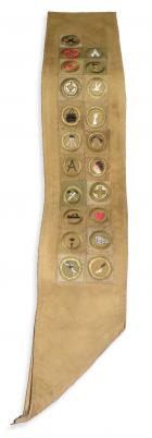 Banda de boy scout de L. Ronald Hubbard, mostrando veintiún medallas al mérito ganadas en un plazo de noventa días.